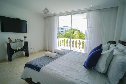 ein Schlafzimmer mit einem großen Bett und einem großen Fenster in der Unterkunft LAGOS DEL PEÑON in Girardot