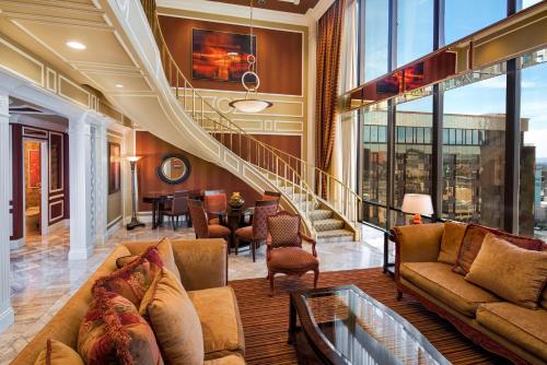 - un salon avec des canapés et un escalier dans l'établissement Golden Nugget Hotel & Casino Las Vegas, à Las Vegas