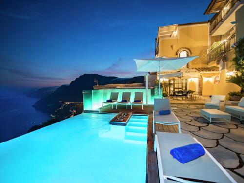 uma villa com piscina à noite em Belvilla by OYO Villa Sky meets Sea em Positano