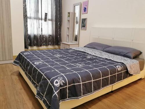 カジャンにあるKajang Town Homestay@ MKH Boulevard NETFLIX & WIFIの青い毛布が掛けられたベッドのある寝室