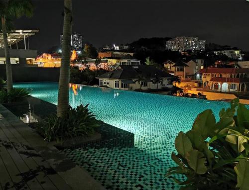カジャンにあるKajang Town Homestay@ MKH Boulevard NETFLIX & WIFIの- 大型スイミングプール(夜間の青い水)