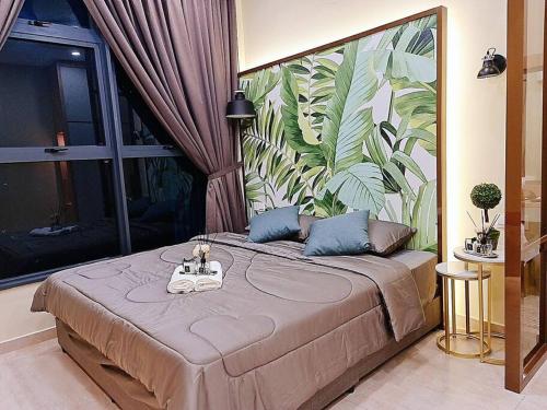 1 dormitorio con 1 cama grande y un gran mural en NEW Condo Atlantis Melaka Town @ Memories, en Melaka