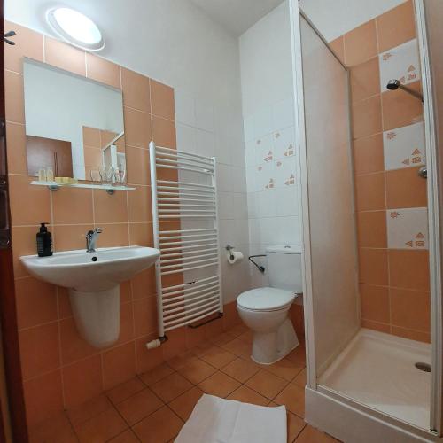 Ванная комната в RED DEER Hotel