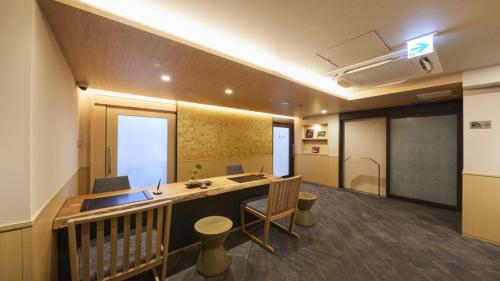 京都KYOTO GION HOTEL的办公室里,有桌椅