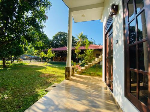 una puerta delantera de una casa con patio en Banana Resort And Restaurant, en Tissamaharama