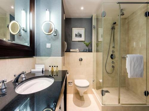  InterContinental Warszawa, an IHG Hotel -  Room  picture :   Tea/Coffee maker    Minibar    Shower                           