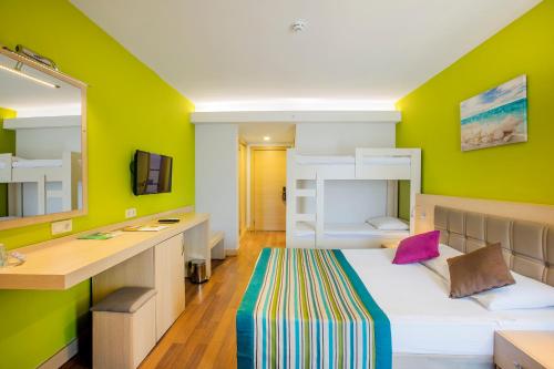 Ένα ή περισσότερα κρεβάτια σε δωμάτιο στο MIRA MERIDIA BEACh RESORT HOTEL