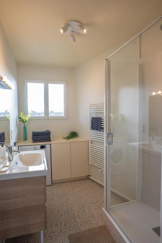 une salle de bain avec douche et lavabo dans l'établissement Tours Centre - Proche Gare - Parking Vélo - Balcon - Arrivée autonome, à Tours