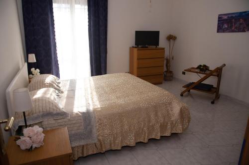 1 dormitorio con 1 cama, vestidor y TV en Panta rei en Mentana