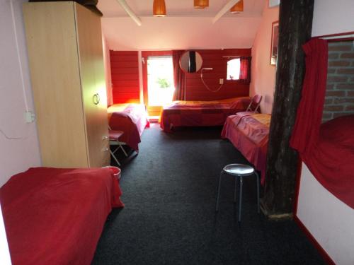 Zimmer mit 2 Betten und einem Spiegel in der Unterkunft Hubertushoeve in Diever