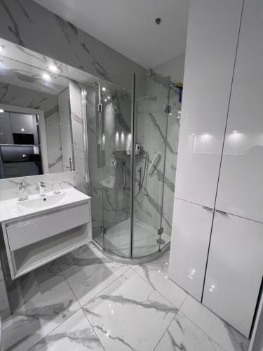 łazienka z prysznicem i umywalką w obiekcie Apartament Kasprowicza 12A w Kołobrzegu