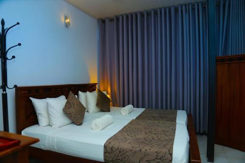 Un pat sau paturi într-o cameră la Kandy Tower Inn