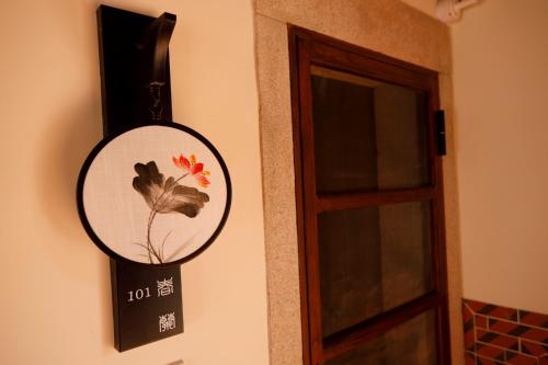 a mirror on a wall next to a door at 新龍頭古厝行館 Shin Long Tou B&B in Jinning