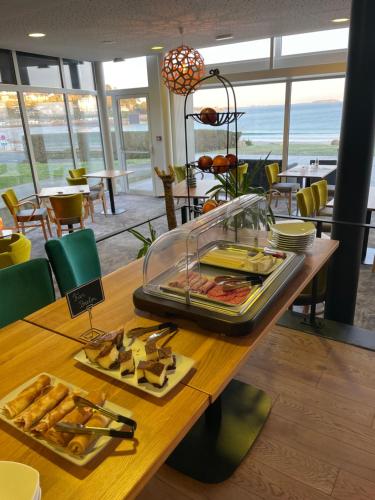 ホテルの敷地内または近くでの食事または食べ物