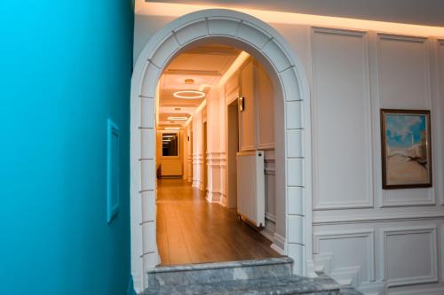 an arched hallway with an archway in a building at Hotel Konti in Korçë