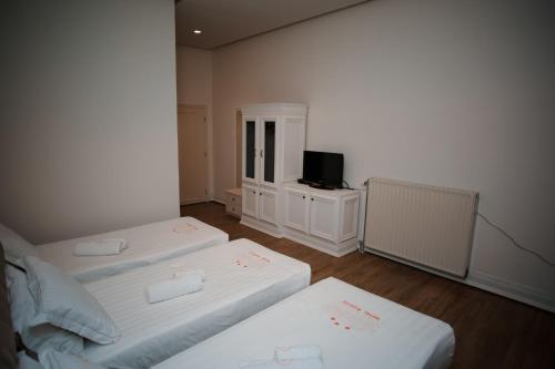 Habitación con 2 camas y TV. en Hotel Konti, en Korçë