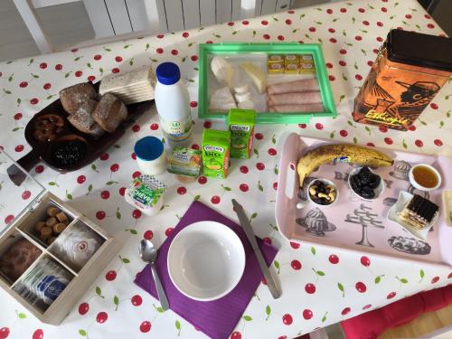 a table with a toy table with food on it at Studio Bellevue in Égletons