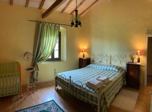 A bed or beds in a room at Barco Mediceo B&B In Toscana