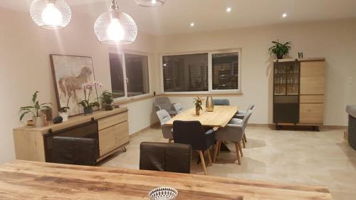 a dining room with a table and chairs at Superbe Maison Jacuzzi+Piscine au cœur des vignes in Pfaffenheim