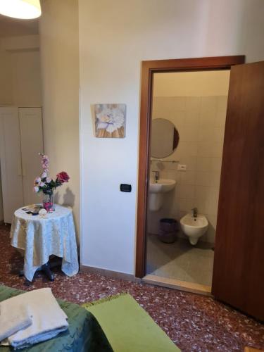 łazienka ze stołem oraz łazienka z toaletą w obiekcie LA PALAZZINA w Rzymie
