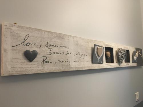 a wooden shelf with hearts and a declaration of love at Gîte de l’enclos in Menetou-Râtel