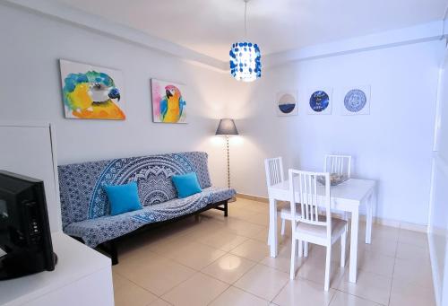 een woonkamer met een tafel, een stoel en een bank bij Chinijo Beach in Caleta de Sebo