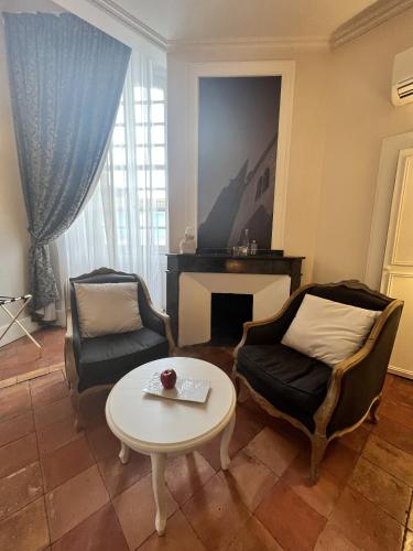 a living room with two chairs and a table at Chambres d'hôtes Relais Mira Peis in Mirepoix