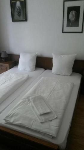 Postel nebo postele na pokoji v ubytování Gasthof Wabitsch