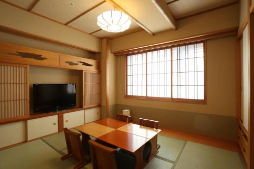 京都 嵐山温泉 花伝抄 - 共立リゾート -にあるテレビまたはエンターテインメントセンター