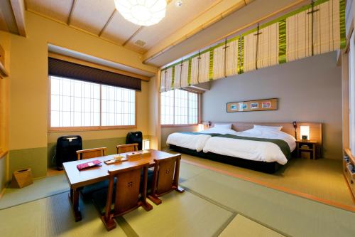 Postel nebo postele na pokoji v ubytování Kadensho, Arashiyama Onsen, Kyoto - Kyoritsu Resort