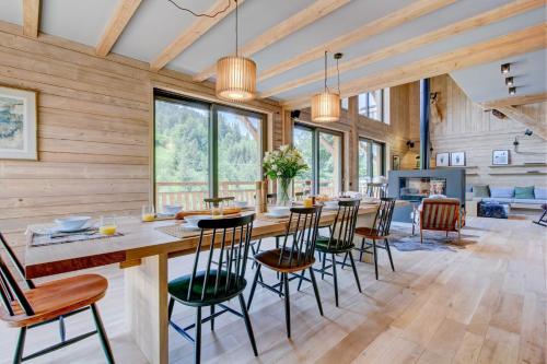 une salle à manger avec une longue table et des chaises dans l'établissement Chalet La Mésange Azurée, à Morzine