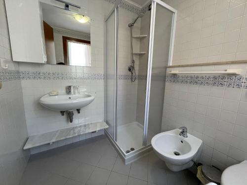 een badkamer met wastafel, douche en toilet bij Cà Wanda in Chioggia