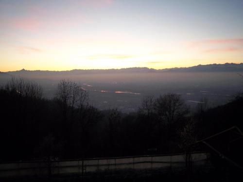 una vista de la puesta de sol desde la cima de una colina en A CASA DI CARLA B&B, en San Raffaele Cimena