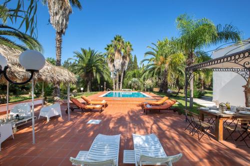 Bazén v ubytování Villa with swimming pool Salento - Villa Le Due Sorelle nebo v jeho okolí