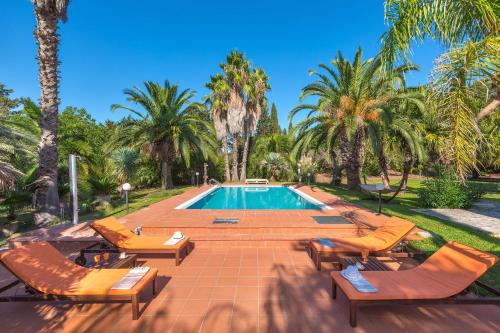 einen Pool mit Liegestühlen und einem Pool in der Unterkunft Villa with swimming pool Salento - Villa Le Due Sorelle in Ugento