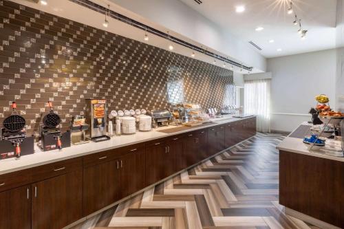 a kitchen with a long counter with aasteryasteryasteryasteryasteryasteryasteryastery at La Quinta by Wyndham Houston NW Beltway8/WestRD in Houston