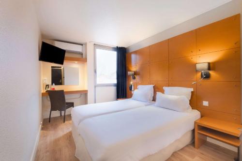 Rúm í herbergi á Comfort Hotel Lille L'Union