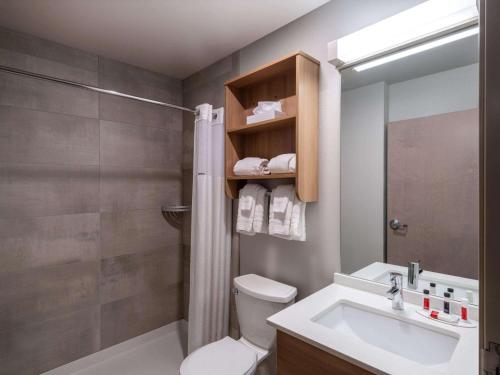 Et badeværelse på Microtel Inn & Suites by Wyndham Georgetown Lake