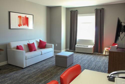 Гостиная зона в Hawthorn Extended Stay by Wyndham Oklahoma City Airport