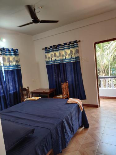 Postel nebo postele na pokoji v ubytování SHALOM GUEST ROOMS