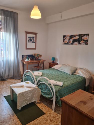 - une chambre avec un lit et des chaises dans l'établissement LA PALAZZINA, à Rome