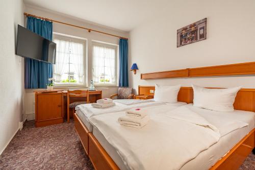 เตียงในห้องที่ Hotel & Restaurant Stadt Genthin