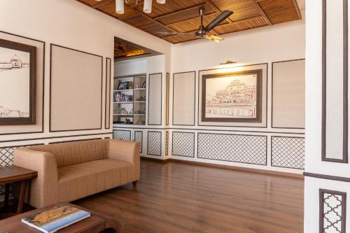a living room with a couch and a table at Bhola Bhawan Bed and Breakfast in Jaipur