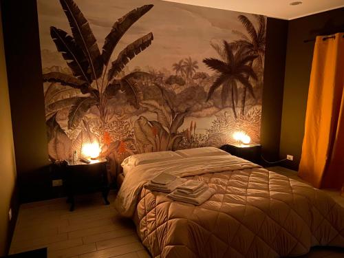una camera da letto con un letto e un dipinto sul muro di Palazzo Liberty a Monreale