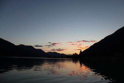 a view of a lake at sunset at Haus Schmied in Weissensee