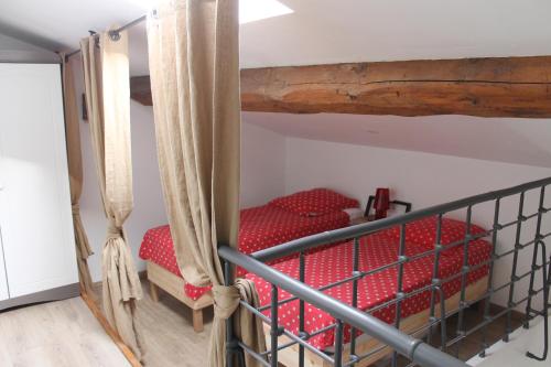 מיטה או מיטות קומותיים בחדר ב-Les Trois Maisons