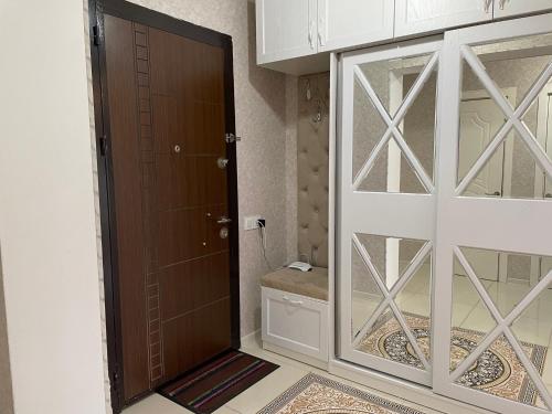 uma casa de banho com um chuveiro e uma porta para um WC em Park Azure luxury em Baku