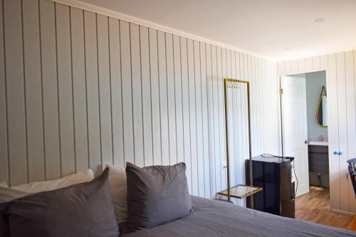 a bedroom with a bed and a striped wall at Chelenko Lodge in Puerto Tranquilo
