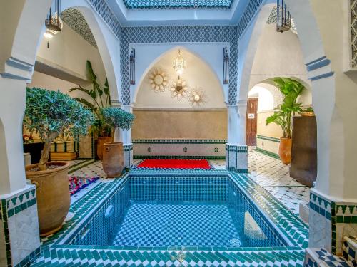 馬拉喀什的住宿－Riad Art & Emotions Boutique Hotel & Spa，蓝色瓷砖建筑中的游泳池
