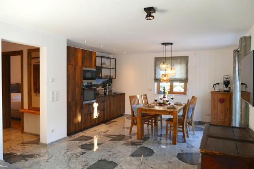 cocina y comedor con mesa y sillas en Ferienwohnung Goller, en Lenggries